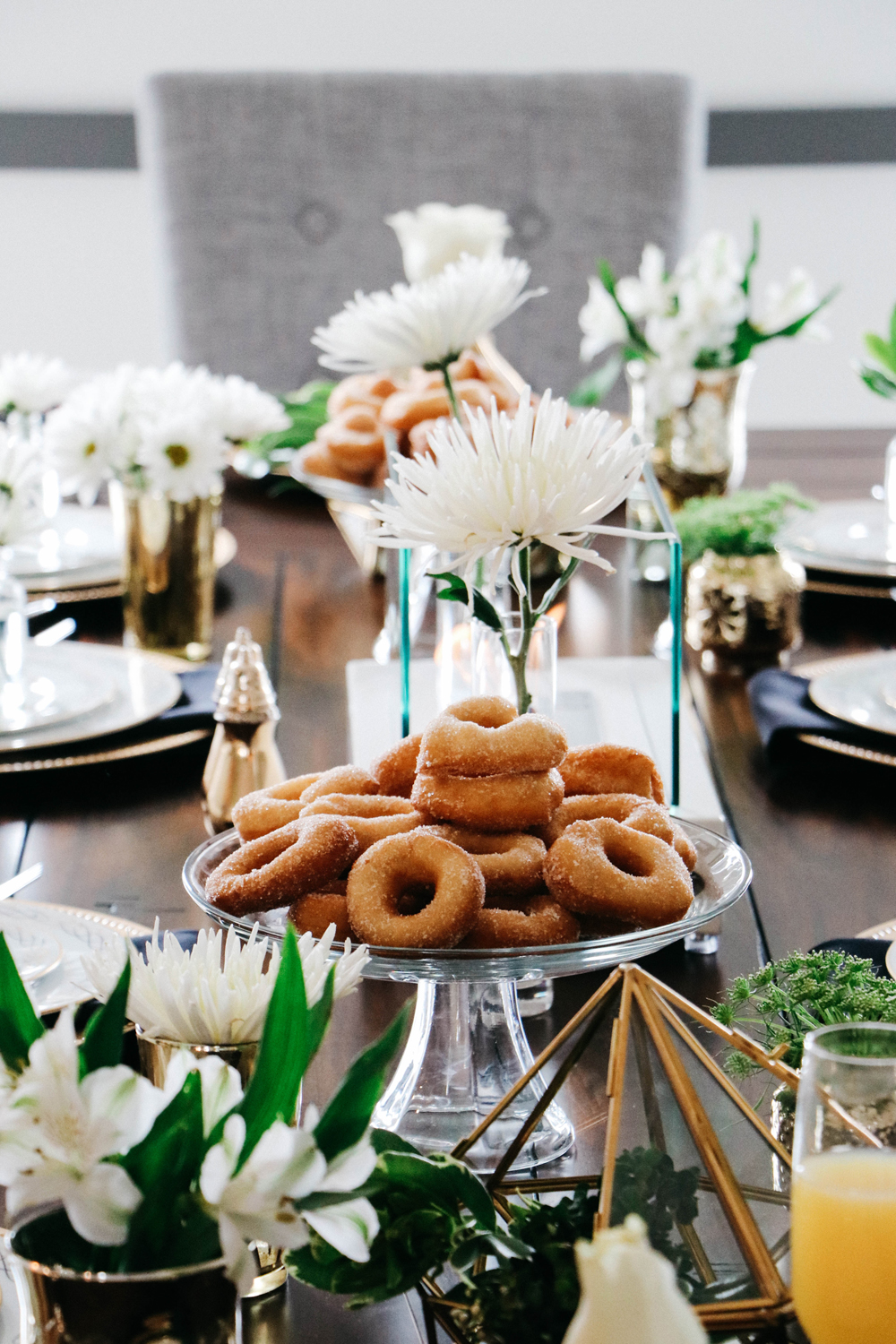 Spring Brunch Table | Doughnuts | White Flowers and Greenery | Tablescape Ideas | theanastasiaco.com