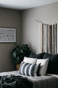 How to Style Pillows on Your Bed / Layered Pillows / Decorative Pillows / Throw Pillows / Boho Bedroom Decor / theanastasiaco.com @theanastasiaco