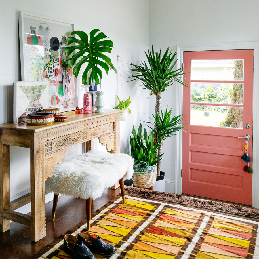 Living Coral was named as Pantone’s 2019 Color of the Year! Here are 8 ways to add a dose of this chic, cheerful hue into your life. / 8 Ways to Use Coral, Decorating with Cora, Coral Accessories, Living Coral, Pantone 2019 Color